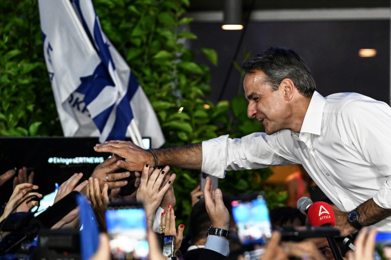 Ο Κυριάκος Μητσοτάκης χαιρετά τους υποστηρικτές του στην Αθήνα στις 25 Ιουνίου 2023 (AFP - ΑΡΗΣ ΜΕΣΣΗΝΗΣ)