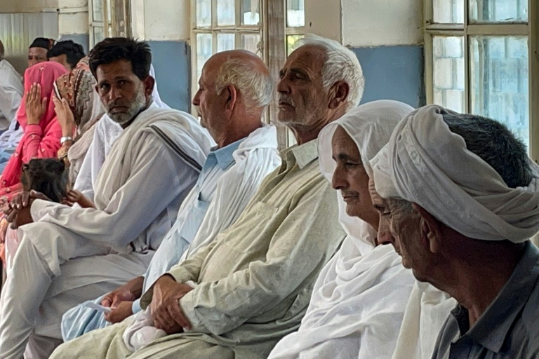 Συγγενείς μεταναστών που εξαφανίστηκαν σε ναυάγιο στο Ιόνιο Πέλαγος ήρθαν στο Μπαντλί του Πακιστάν για να τους ληφθεί DNA, στις 20 Ιουνίου 2023 (AFP - Sajjad QAYYUM)