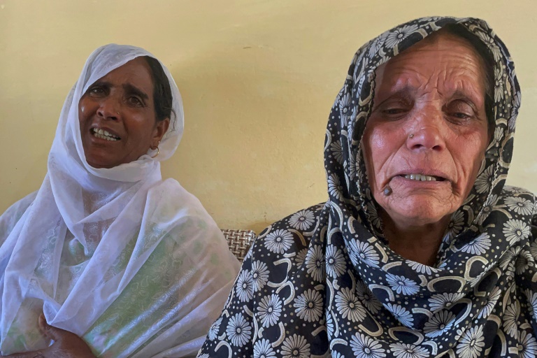 Οι μητέρες δύο μεταναστών που εξαφανίστηκαν σε ναυάγιο στο Ιόνιο Πέλαγος ήρθαν για δείγμα DNA στο Μπαντλί του Πακιστάν, στις 20 Ιουνίου 2023 (AFP - Sajjad QAYYUM)