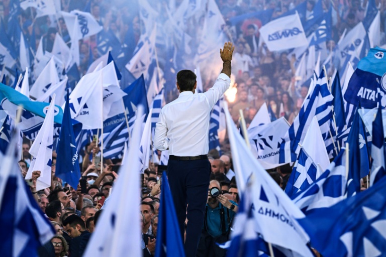 Ο Κυριάκος Μητσοτάκης χαιρετά τους υποστηρικτές του κατά τη διάρκεια προεκλογικής συγκέντρωσης στην Αθήνα στις 23 Ιουνίου 2023 (AFP/Archives - Aris MESSINIS)