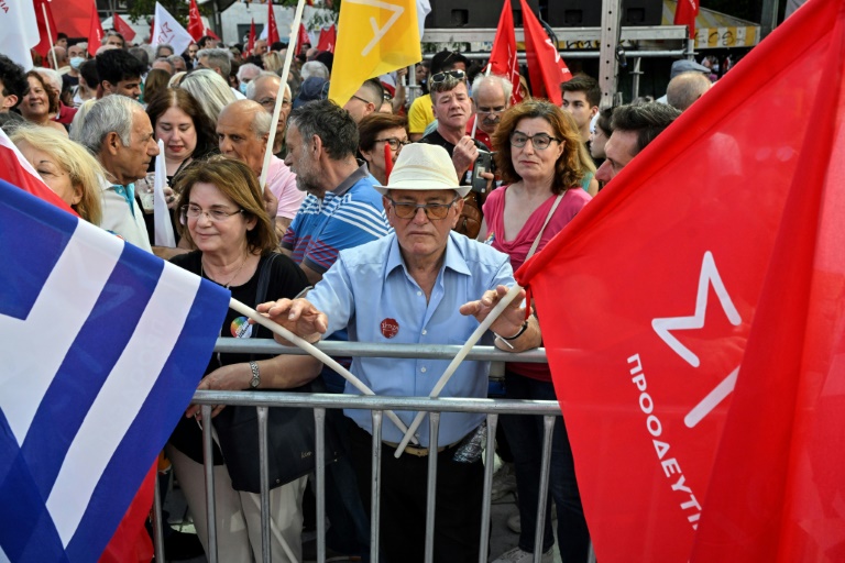 Υποστηρικτές του πρώην πρωθυπουργού της Ελλάδας και ηγέτη του κόμματος ΣΥΡΙΖΑ Αλέξη Τσίπρα παρακολουθούν προεκλογική συγκέντρωση στην Αθήνα στις 22 Ιουνίου 2023 (AFP - Λουίζα Γκουλιαμάκη)