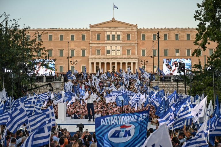 Ο πρώην πρωθυπουργός της Ελλάδας και αρχηγός της Νέας Δημοκρατίας, Κυριάκος Μητσοτάκης, κατά τη διάρκεια της τελευταίας προεκλογικής του ομιλίας στην Αθήνα στις 23 Ιουνίου 2023 (AFP - Άρης ΜΕΣΣΗΝΗΣ)