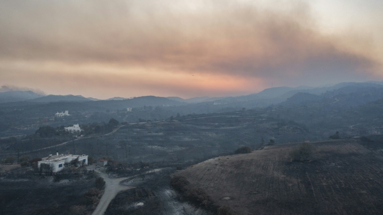 Αεροφωτογραφία απανθρακωμένης περιοχής μετά από δασική πυρκαγιά κοντά στο Κιοτάρι, στις 26 Ιουλίου 2023 στο νησί της Ρόδου, Ελλάδα (AFP - Σπύρος Μπακάλης)
