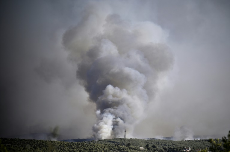 Ένα σύννεφο καπνού υψώνεται στα Δερβενοχώρια, βορειοδυτικά της Αθήνας, στις 19 Ιουλίου 2023 (AFP/Archives - Σπύρος ΜΠΑΚΑΛΗΣ)