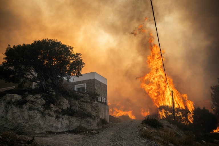 Δασική πυρκαγιά κοντά στο χωριό Γεννάδι, στο νησί της Ρόδου, στις 25 Ιουλίου 2023 στην Ελλάδα (AFP - Άγγελος Τζωρτζίνης)
