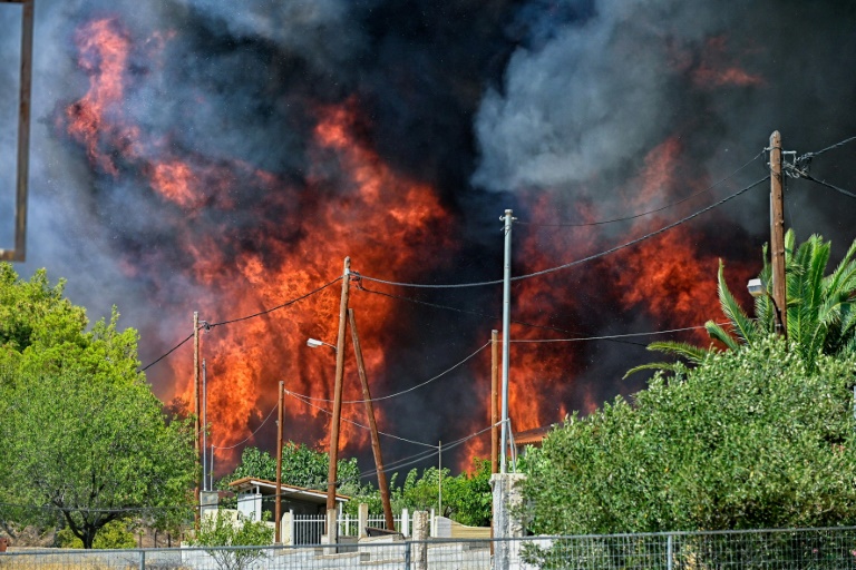 Δασική πυρκαγιά απειλεί σπίτια στην Ειρήνη, κοντά στο Λουτράκι, στις 17 Ιουλίου 2023 στην Ελλάδα (AFP - Valerie GACHE)