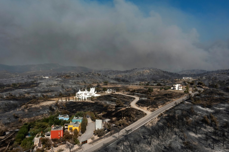 Αεροφωτογραφία του απανθρακωμένου περιβάλλοντος χώρου του χωριού Κιοτάρι, στο νησί της Ρόδου, Ελλάδα, στις 24 Ιουλίου 2023 (AFP - Σπύρος ΜΠΑΚΑΛΗΣ)