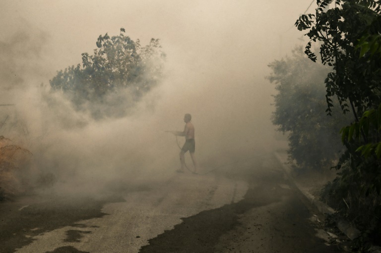 Κάτοικος δίνει μάχη με πυρκαγιά κοντά στο Βόλο στις 27 Ιουλίου 2023 στην Ελλάδα (EUROKINISSI/AFP - Τατιάνα Μπόλαρη)