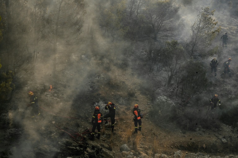 Πυροσβέστες δίνουν μάχη με δασική πυρκαγιά κοντά στη Νέα Πέραμο, δυτικά της Αθήνας, στις 19 Ιουλίου 2023 στην Ελλάδα (AFP - Louisa GOULIAMAKI)