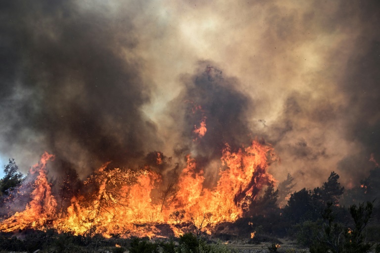 Δασική πυρκαγιά κοντά στο χωριό Βάτι, στο νησί της Ρόδου, στις 25 Ιουλίου 2023 στην Ελλάδα (AFP - Σπύρος ΜΠΑΚΑΛΗΣ)