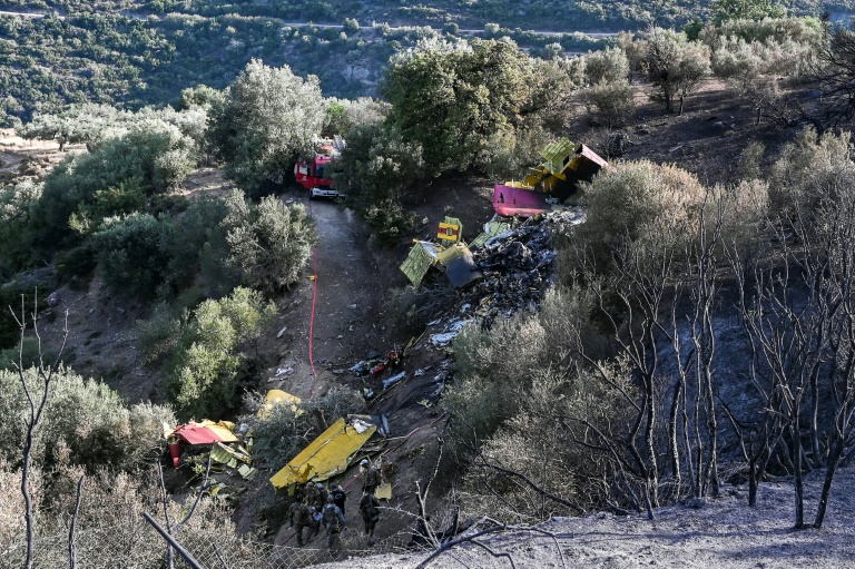 Συντρίμμια από αεροπλάνο υδροβόλου που συνετρίβη σε χαράδρα στην Κάρυστο, στο νησί της Εύβοιας, στις 25 Ιουλίου 2023 στην Ελλάδα (AFP - STRINGER)