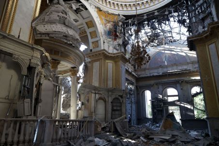 Εσωτερικό του καταγεγραμμένου από την Unesco καθεδρικού ναού της Μεταμόρφωσης του Σωτήρος στην Οδησσό της Ουκρανίας, μετά τα ρωσικά χτυπήματα το βράδυ του Σαββάτου, 23 Ιουλίου 2023. Πηγή: OLEKSANDR GIMANOV / AFP
