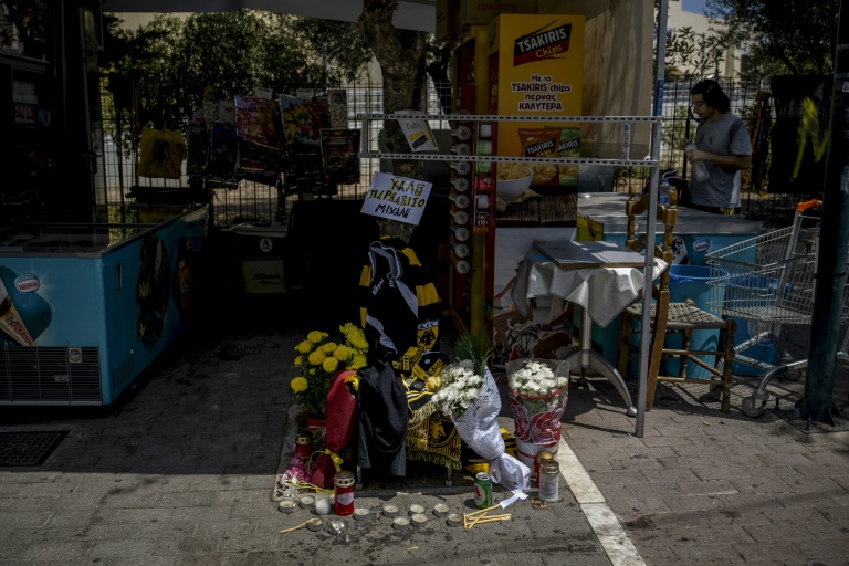 Αυτοσχέδιο μνημείο στο σημείο όπου ένας οπαδός της ΑΕΚ μαχαιρώθηκε μέχρι θανάτου κατά τη διάρκεια καβγά στο περιθώριο του αγώνα με την Ντιναμό Ζάγκρεμπ στα περίχωρα της ελληνικής πρωτεύουσας στις 8 Αυγούστου 2023. (AFP - Άγγελος Τζωρτζίνης)