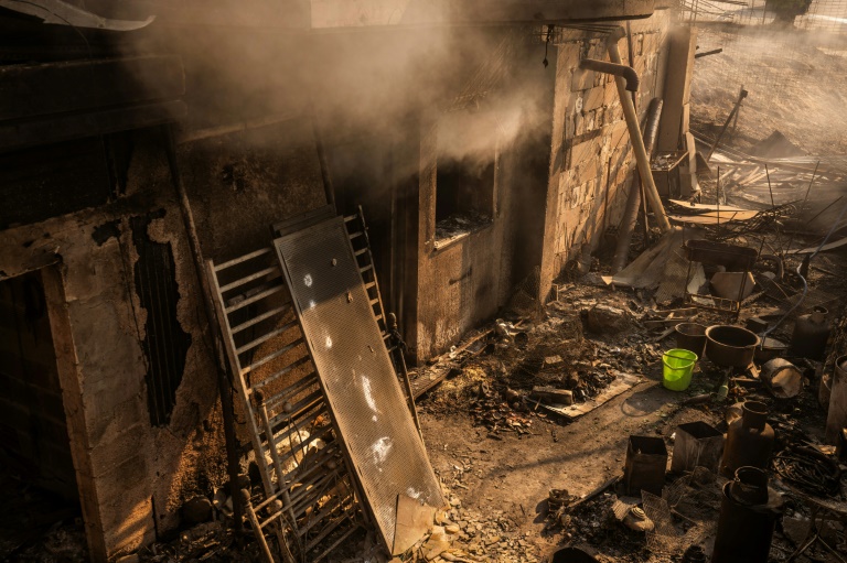 Ένα σπίτι που καταστράφηκε από δασική πυρκαγιά στις Αχαρνές, βόρεια της Αθήνας, στις 24 Αυγούστου 2023 στην Ελλάδα (AFP - Άγγελος Τζωρτζίνης)