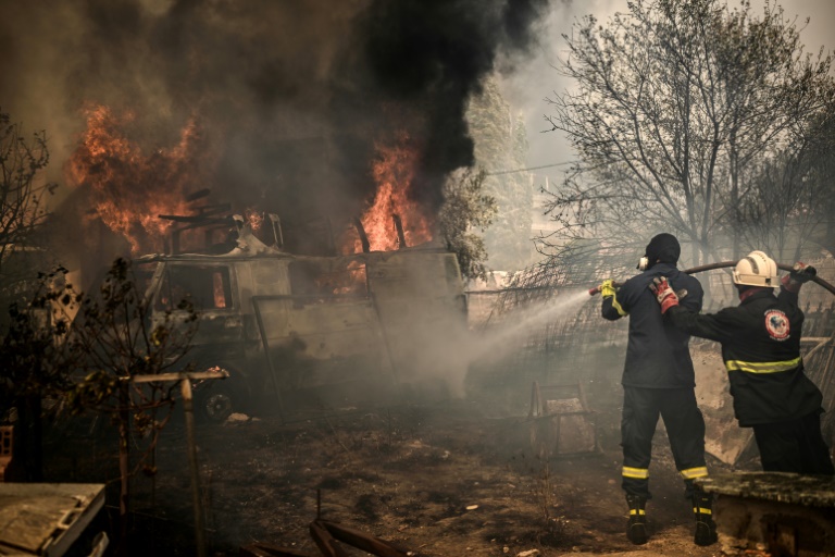 Πυροσβέστες δίνουν μάχη με πυρκαγιά στις Αχαρνές, βόρεια της Αθήνας, στις 23 Αυγούστου 2023 στην Ελλάδα (AFP - Άγγελος Τζωρτζίνης)