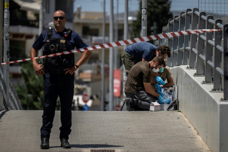 Έλληνες αστυνομικοί αναζητούν στοιχεία έξω από το γήπεδο της ΑΕΚ στα περίχωρα της ελληνικής πρωτεύουσας στις 8 Αυγούστου 2023. (AFP - Άγγελος Τζωρτζίνης)