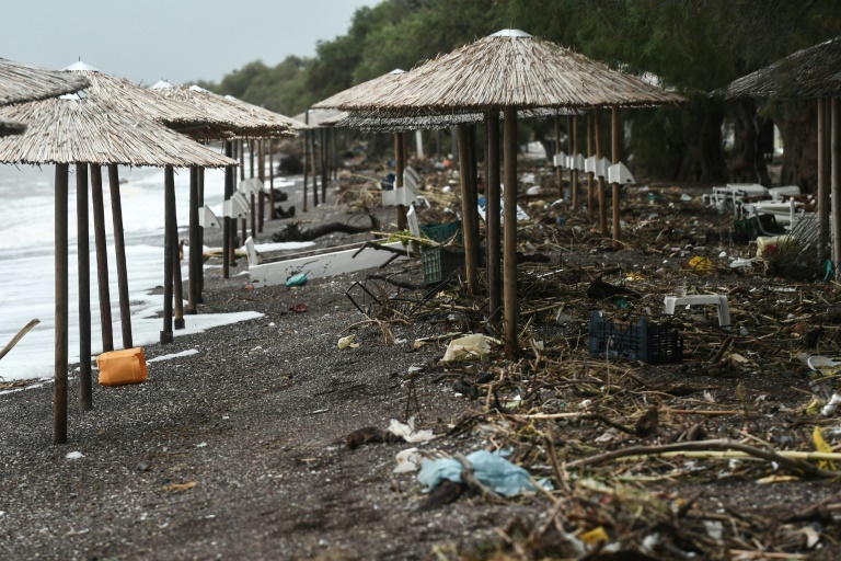 Μια παραλία κατακλύζεται από συντρίμμια και σκουπίδια μετά από έντονη βροχόπτωση στη Νέα Αγχίαλο, κοντά στο Βόλο, στην κεντρική Ελλάδα, στις 7 Σεπτεμβρίου 2023 (AFP - Σάκης Μητρολίδης)