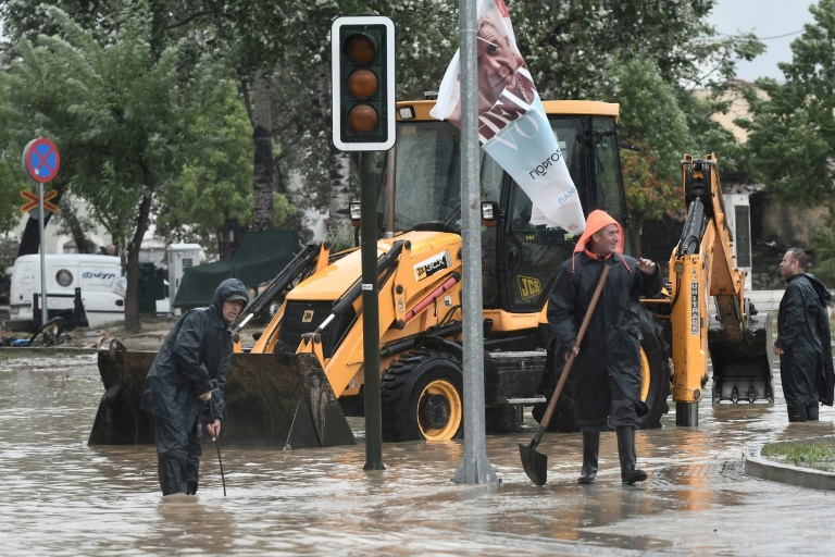 Δημοτικοί υπάλληλοι προσπαθούν να καθαρίσουν έναν πλημμυρισμένο δρόμο στην πόλη του Βόλου, στην κεντρική Ελλάδα, στις 6 Σεπτεμβρίου 2023 (AFP - Σάκης Μητρολίδης)