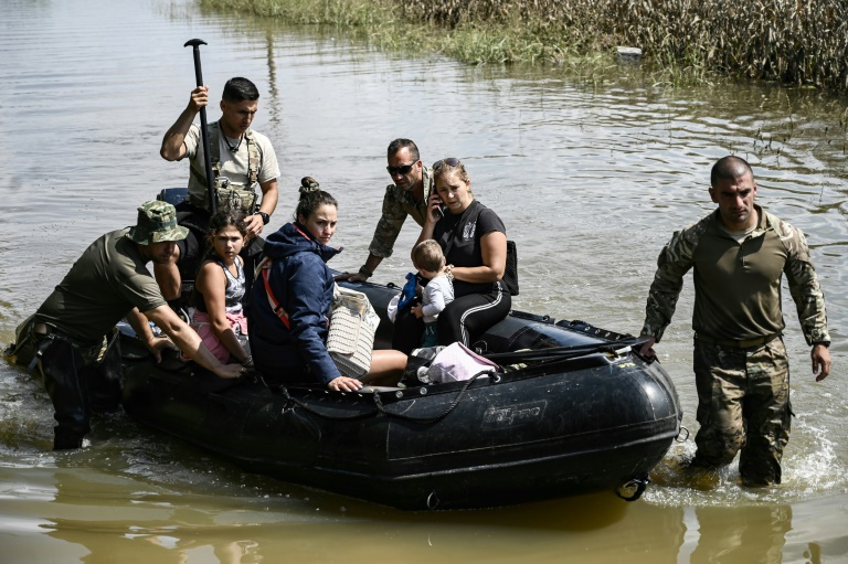 Στρατιώτες και εθελοντές απομακρύνουν κατοίκους από μια πλημμυρισμένη περιοχή στην Κοσκινά στις 9 Σεπτεμβρίου 2023 στην Ελλάδα (AFP - Σάκης Μητρολίδης)