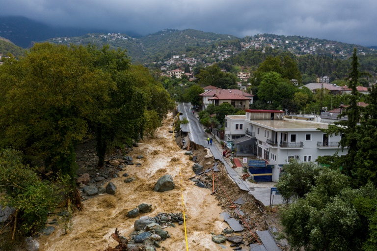 Αεροφωτογραφία που δείχνει έναν μερικώς κατεστραμμένο δρόμο σε πλημμυρισμένη περιοχή στο Βόλο, Ελλάδα, στις 6 Σεπτεμβρίου 2023 (Eurokinissi/AFP - STRINGER)