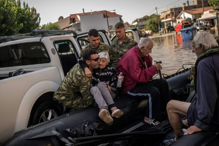 Μια ηλικιωμένη γυναίκα απομακρύνεται από το πλημμυρισμένο ελληνικό χωριό Παλαμάς, κοντά στην Καρδίτσα (κέντρο), στις 8 Σεπτεμβρίου 2023 (AFP - Άγγελος Τζωρτζίνης)