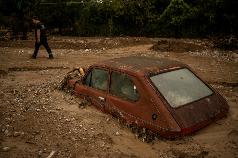 Ένα αυτοκίνητο μερικώς θαμμένο μετά το πέρασμα της καταιγίδας Ηλίας στην Αγριά, κεντρική Ελλάδα, στις 28 Σεπτεμβρίου 2023 (AFP - Άγγελος ΤΖΩΡΤΖΙΝΗΣ)