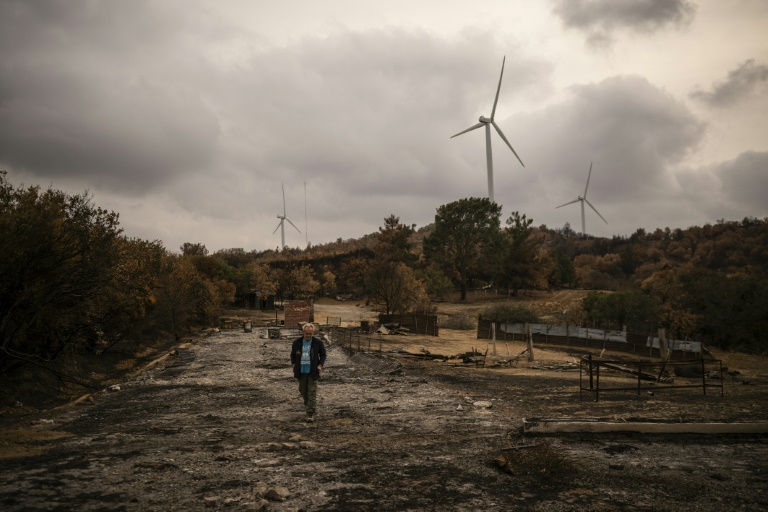 Ο Κώστας Ντουνάκης, πρόεδρος της Ένωσης Κτηνοτρόφων Αλεξανδρούπολης, σε καμένη περιοχή κοντά στο χωριό Μέλια, στην περιοχή του Έβρου, στις 25 Οκτωβρίου 2023 στην Ελλάδα (AFP - Άγγελος Τζωρτζίνης)