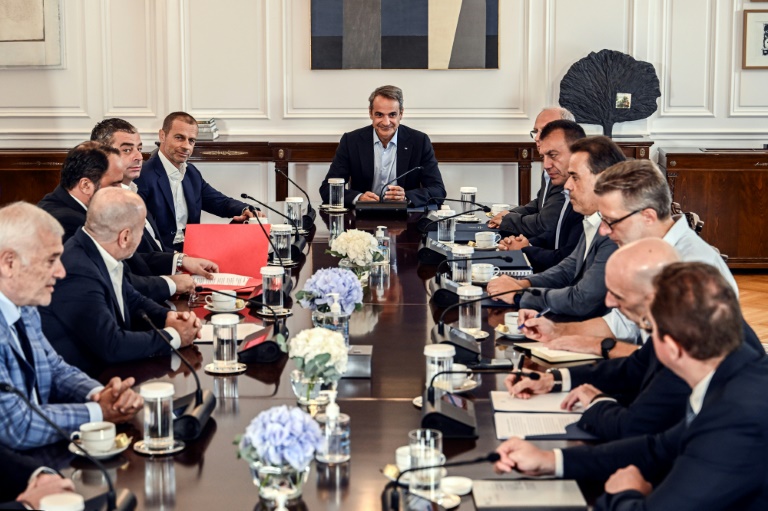 Ο πρόεδρος της UEFA Αλεξάντερ Τσεφέριν, αριστερά, ο ιδιοκτήτης του Ολυμπιακού Ευάγγελος Μαρινάκης (3ος αριστερά), ο πρόεδρος του Παναθηναϊκού Γιάννης Αλαφούζος (4ος αριστερά) και ο ιδιοκτήτης της ΑΕΚ Δημήτρης Μελισσανίδης (5ος αριστερά) με τον Έλληνα πρωθυπουργό Κυριάκο Μητσοτάκη (κέντρο) στην Αθήνα στις 16 Αυγούστου 2023 (AFP/Archives - Άγγελος Τζωρτζίνης)